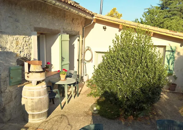 Les Glycines Bed & Breakfast